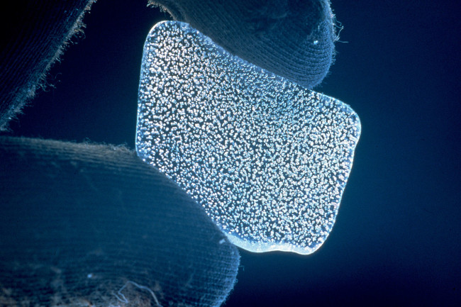 1280px-CSIRO ScienceImage 521 Bubbles in Ice