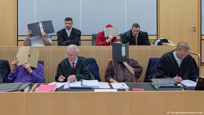 Defendants hiding their faces in child abuse case (Imago/onemorepicture)