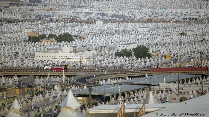 Muslim pilgrims walk back to their tents during the annual Haj pilgrimage on the first day of Eid al-Adha in Mina Muslim pilgrims walk back to their tents during the annual Haj pilgrimage on the first day of Eid al-Adha in Mina
