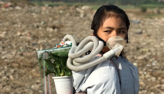 Licypriya Kangujam wearing an oxygen mask to highlight the problem of air pollution (Photo source: Twitter)