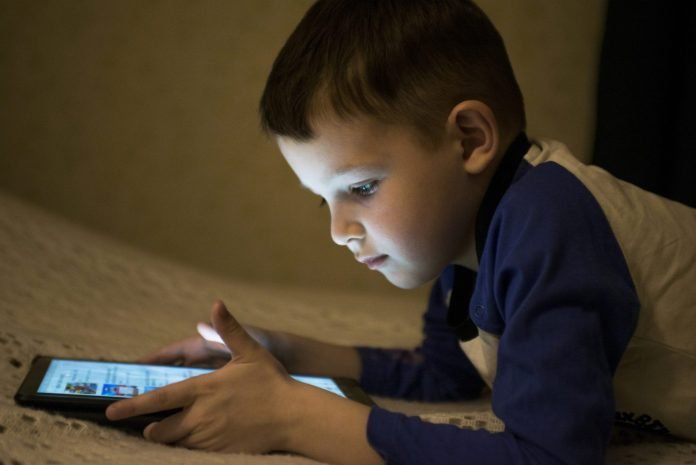 dreamstime_xxl_147533298 child internet safety