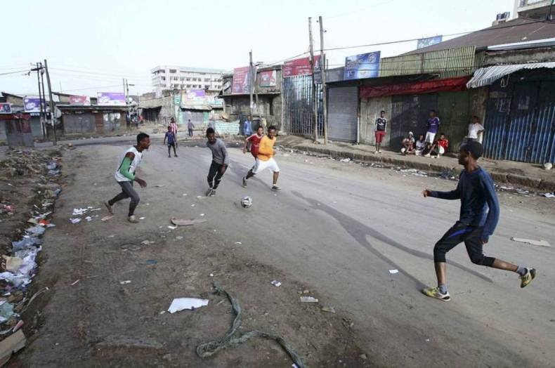 ARCHIVE PHOTO: Boys play soccer in the streets of the Mercato market in Addis Ababa, Ethiopia, June 14, 2015. | REUTERS/Tiksa Negeri ARCHIVE PHOTO: Boys play soccer in the streets of the Mercato market in Addis Ababa, Ethiopia, June 14, 2015. | REUTERS/Tiksa Negeri